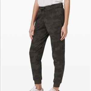 LULULEMON ON THE FLY CAMO JOGGER